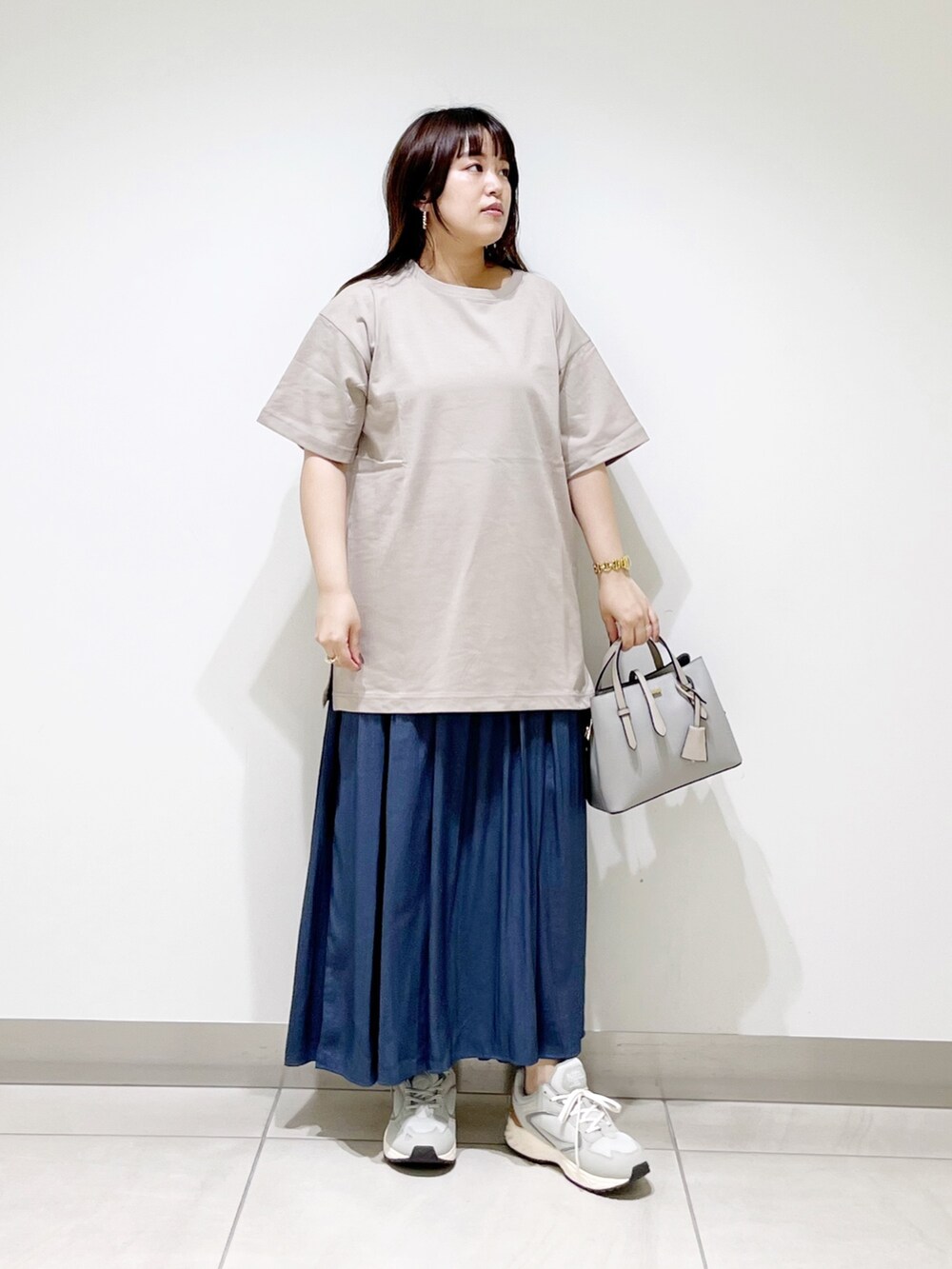 ベージュ系のTシャツ/カットソー、グレー系のトートバッグ、ブルー系のその他パンツを着用したレディースの夏コーディネートの5枚目の写真