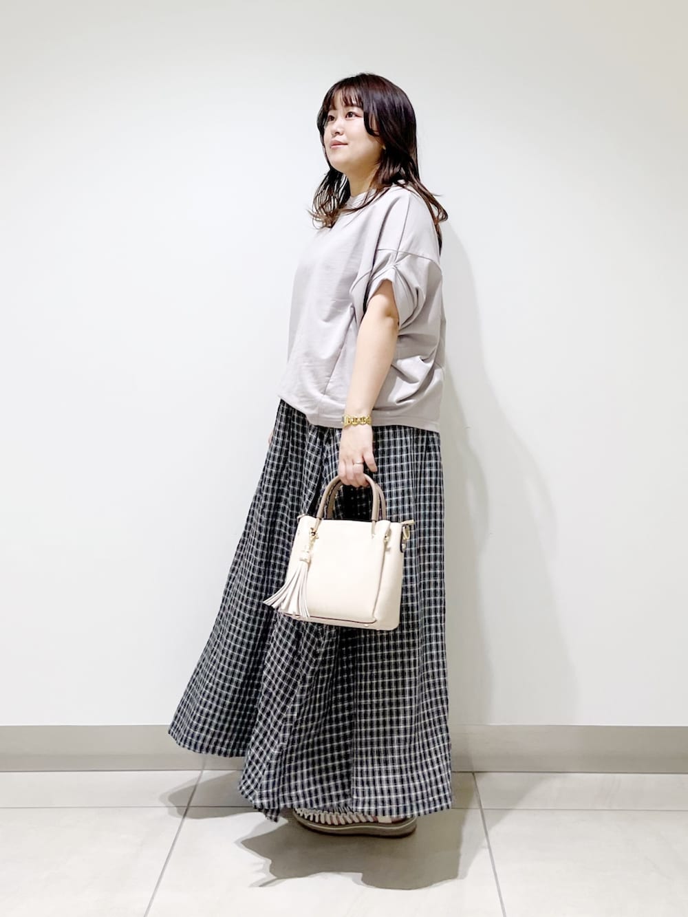 グレー系のTシャツ/カットソー、その他のスカート、ホワイト系のトートバッグを着用したレディースの春コーディネートの3枚目の写真