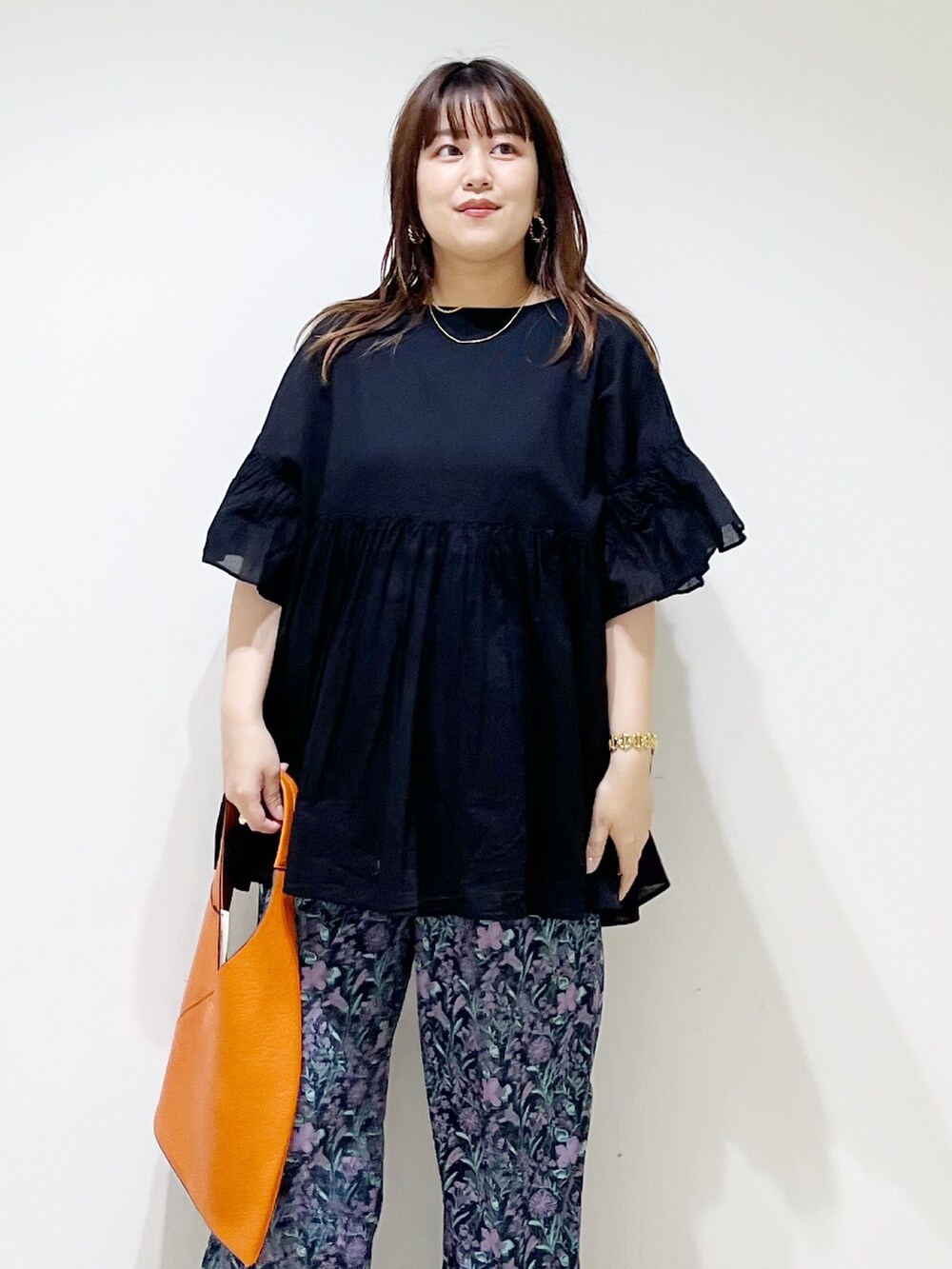 ブラック系のシャツ/ブラウス、オレンジ系のトートバッグ、ブルー系のその他パンツを着用したレディースの夏コーディネートの7枚目の写真