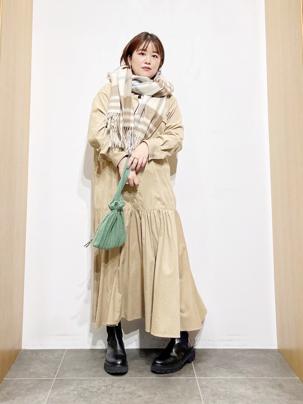 ベージュ系のワンピース、その他のバッグ、ブラック系のブーツを着用したレディースの秋コーディネートの3枚目の写真