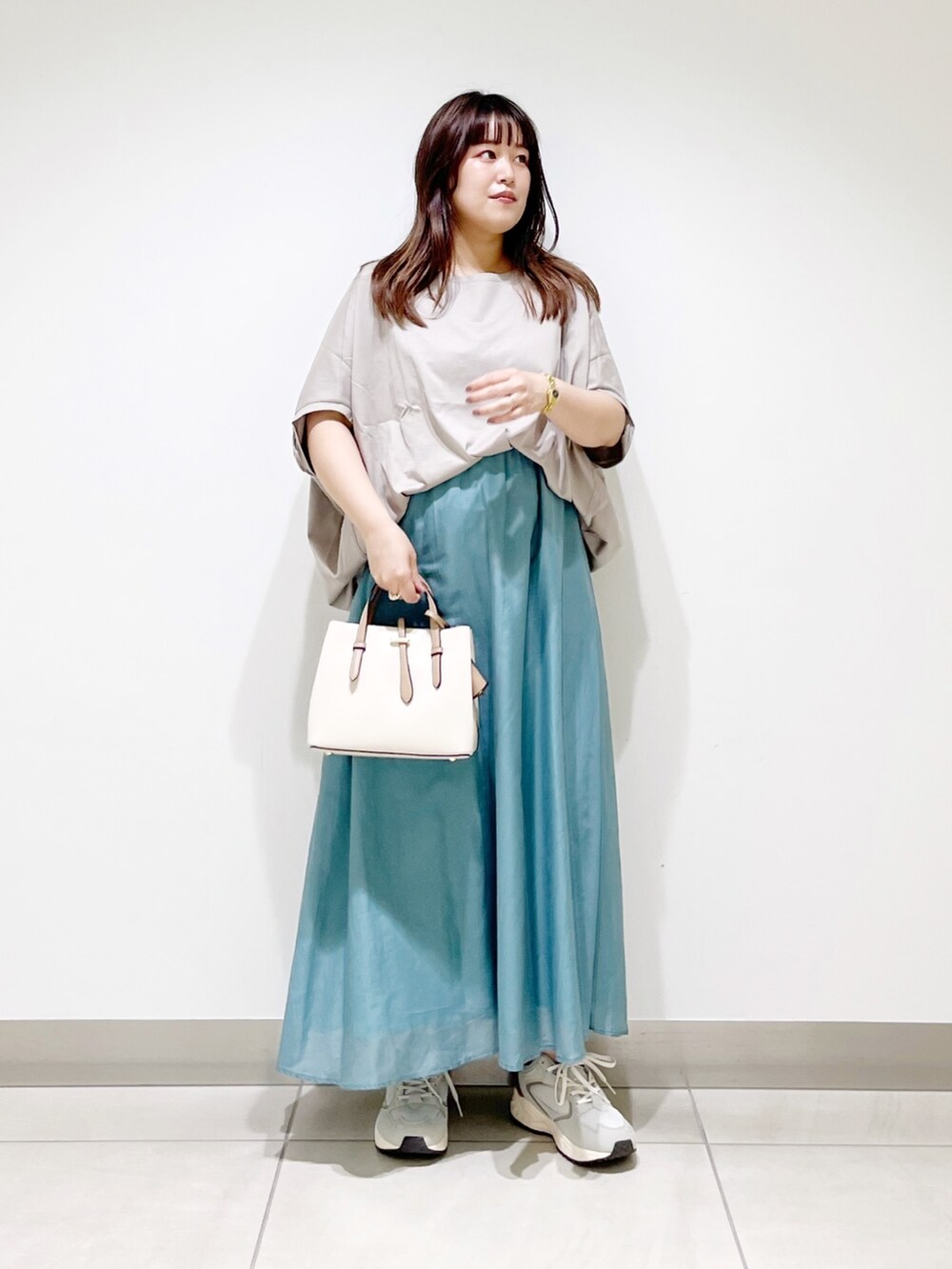 グレー系のTシャツ/カットソー、ホワイト系のスカート、ホワイト系のトートバッグを着用したレディースの夏コーディネートの2枚目の写真