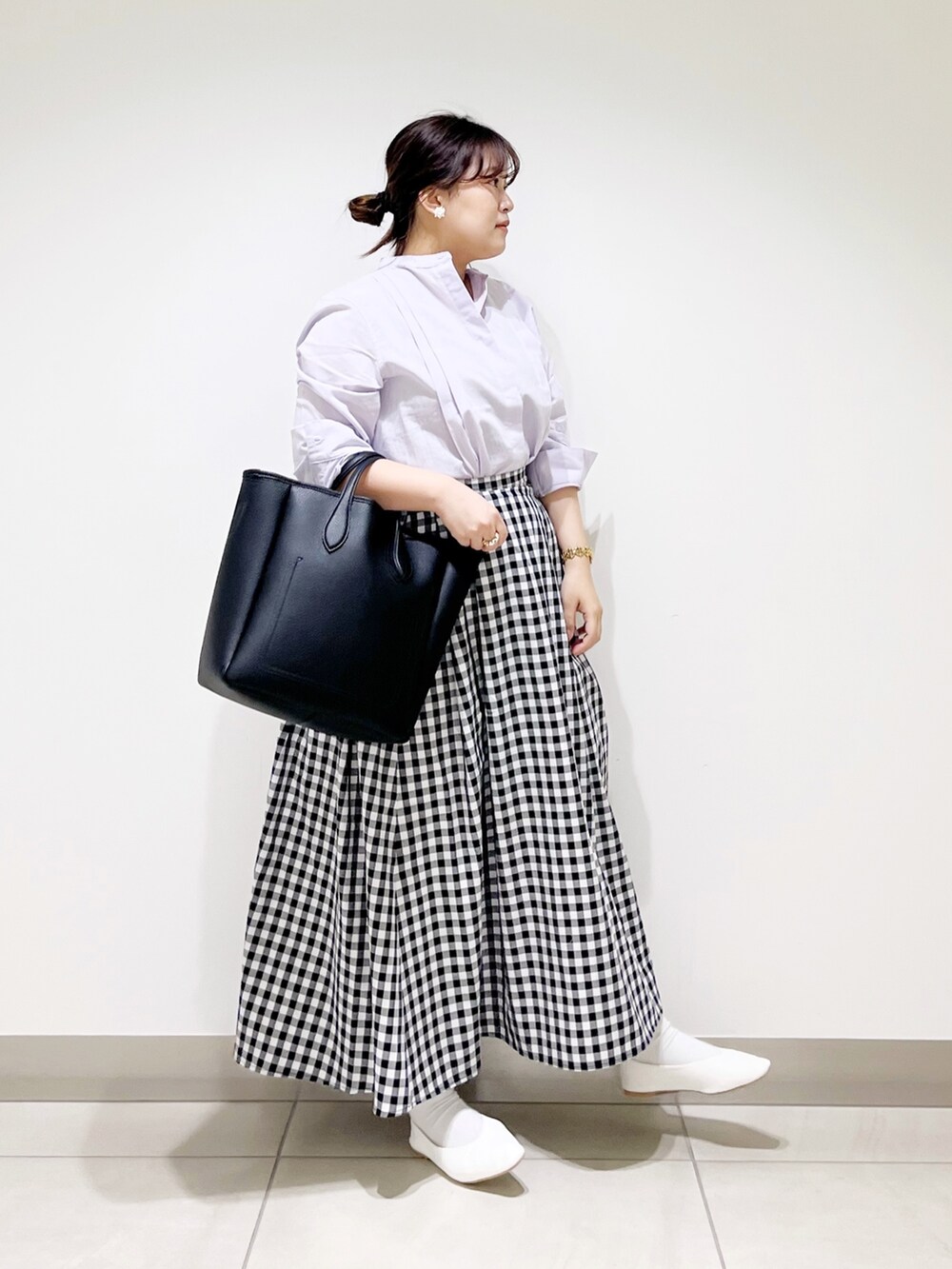 パープル系のシャツ/ブラウス、その他のスカート、ブラック系のトートバッグを着用したレディースの春コーディネートの2枚目の写真