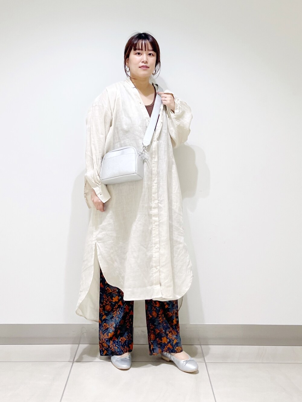 オレンジ系のその他パンツ、シルバー系のバレエシューズ、シルバー系のショルダーバッグを着用したレディースの夏コーディネートの10枚目の写真