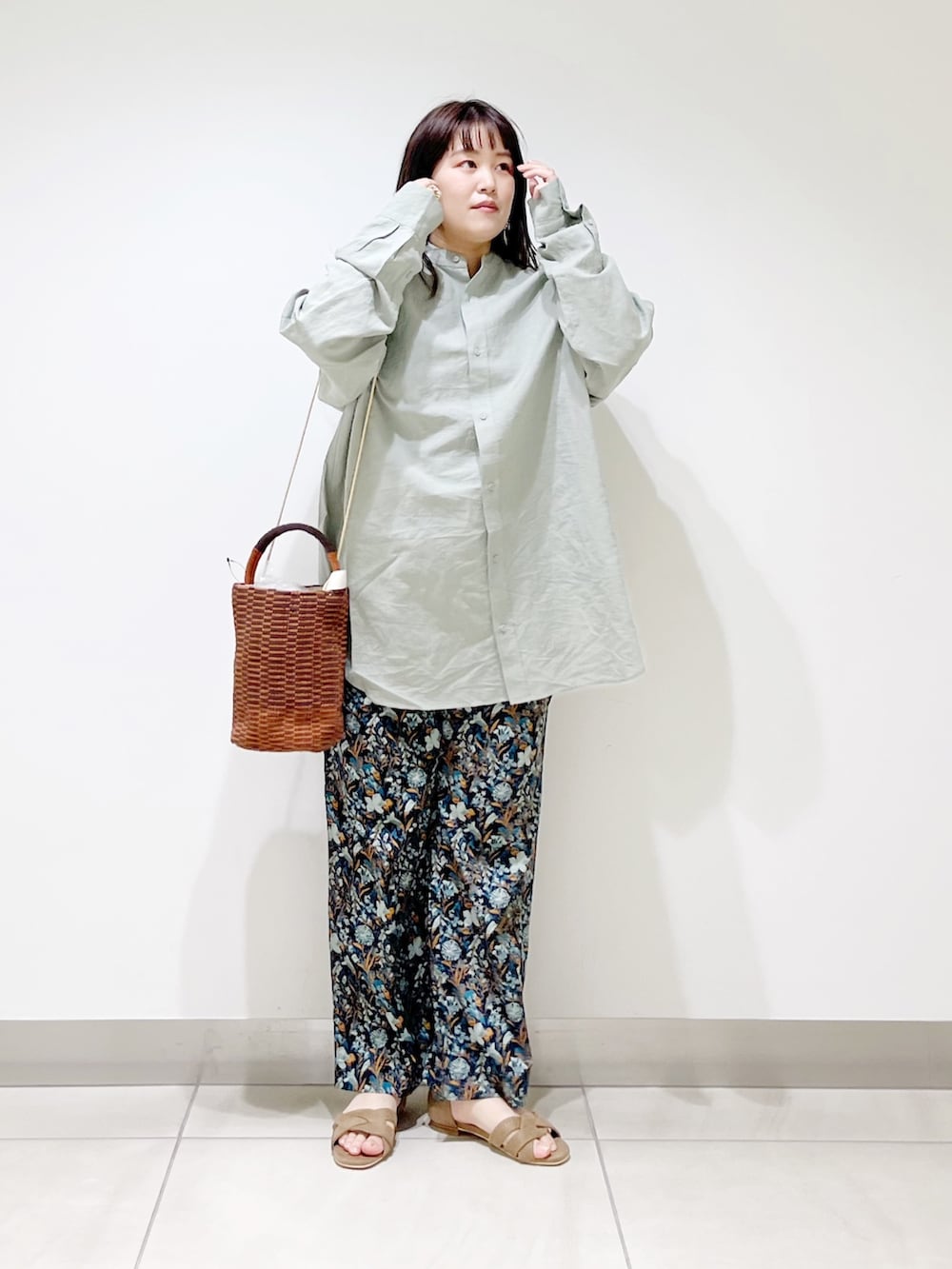ブルー系のその他パンツ、グリーン系のシャツ/ブラウス、ベージュ系のサンダルを着用したレディースの春コーディネートの2枚目の写真