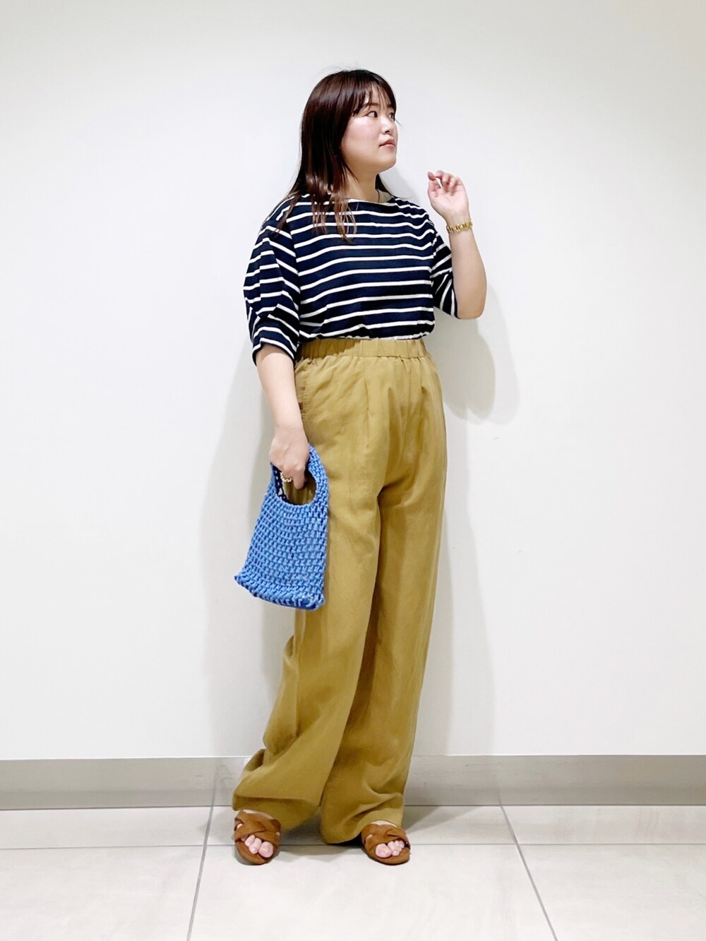 ホワイト系のTシャツ/カットソー、イエロー系のその他パンツ、ブルー系のハンドバッグを着用したレディースの夏コーディネートの10枚目の写真