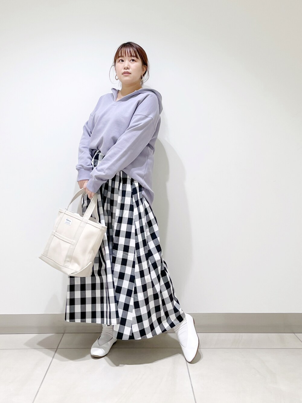 パープル系のパーカー、その他のスカート、ホワイト系のパンプスを着用したレディースの冬コーディネートの5枚目の写真