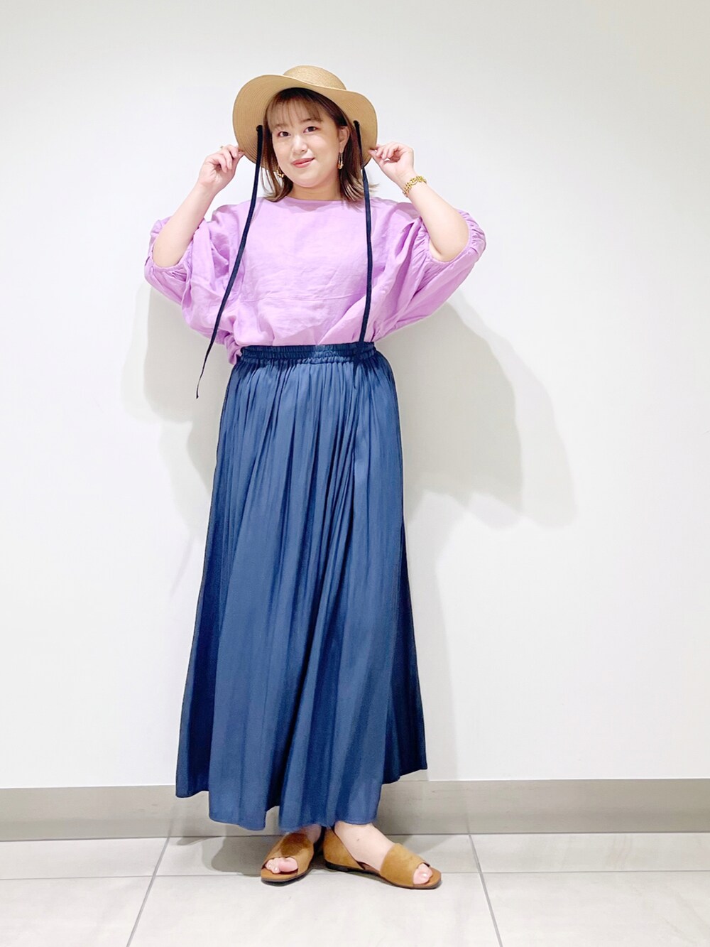 パープル系のシャツ/ブラウス、ブルー系のその他パンツ、イエロー系のサンダルを着用したレディースの春コーディネートの4枚目の写真