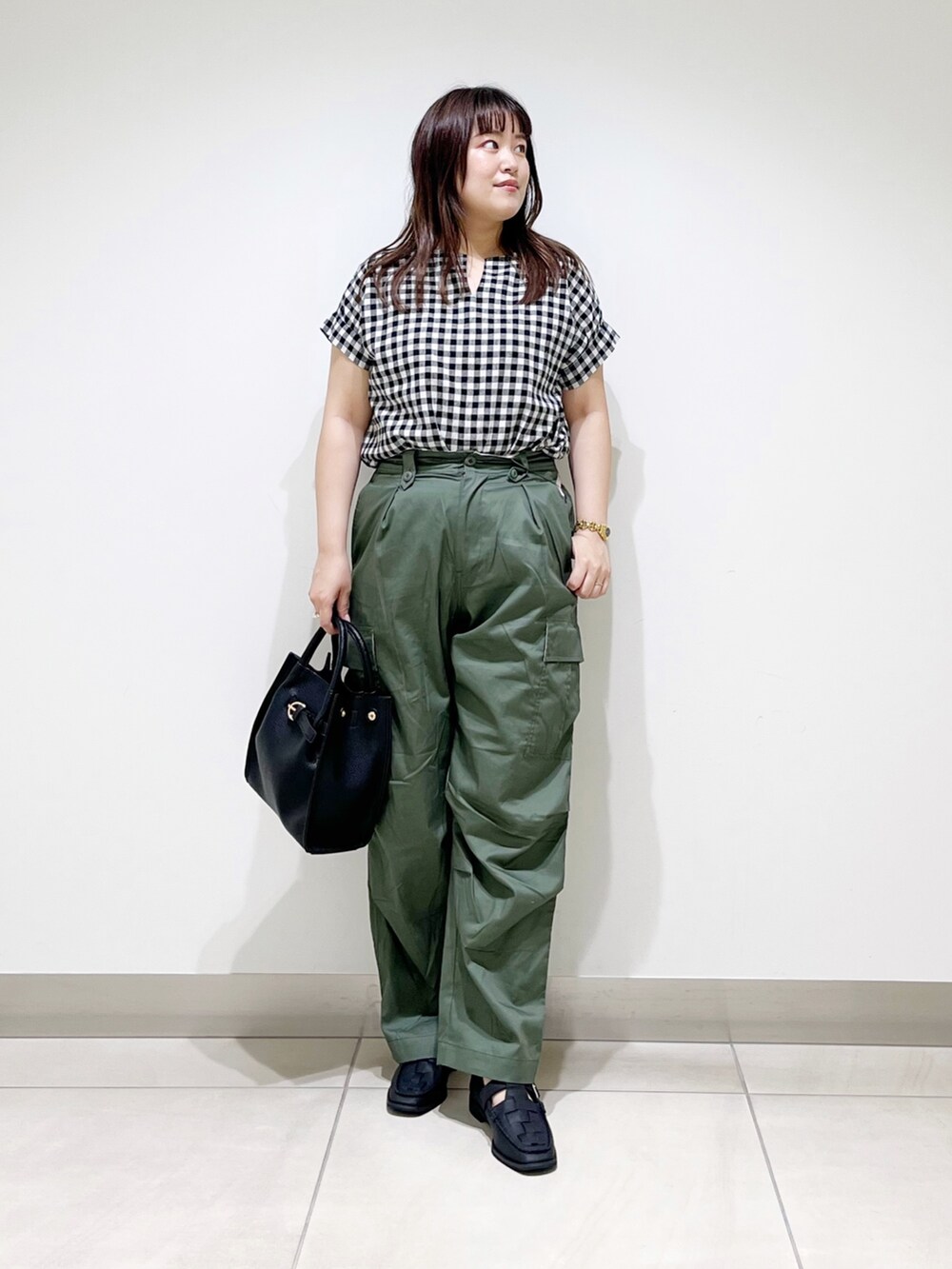 その他のシャツ/ブラウス、グリーン系のパンツ、ブラック系のトートバッグを着用したレディースの夏コーディネートの9枚目の写真