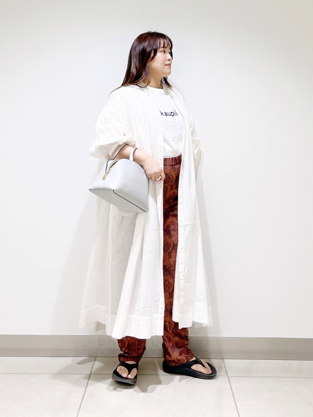 ホワイト系のTシャツ/カットソー、ホワイト系のワンピース、オレンジ系のその他パンツを着用したレディースの春コーディネートの5枚目の写真