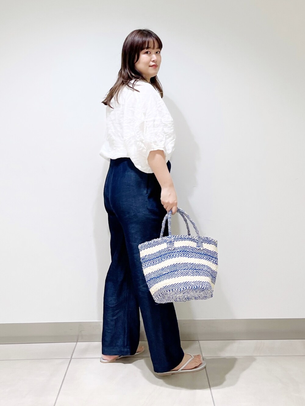 ホワイト系のシャツ/ブラウス、ブルー系のその他パンツ、ブルー系のハンドバッグを着用したレディースの夏コーディネートの5枚目の写真