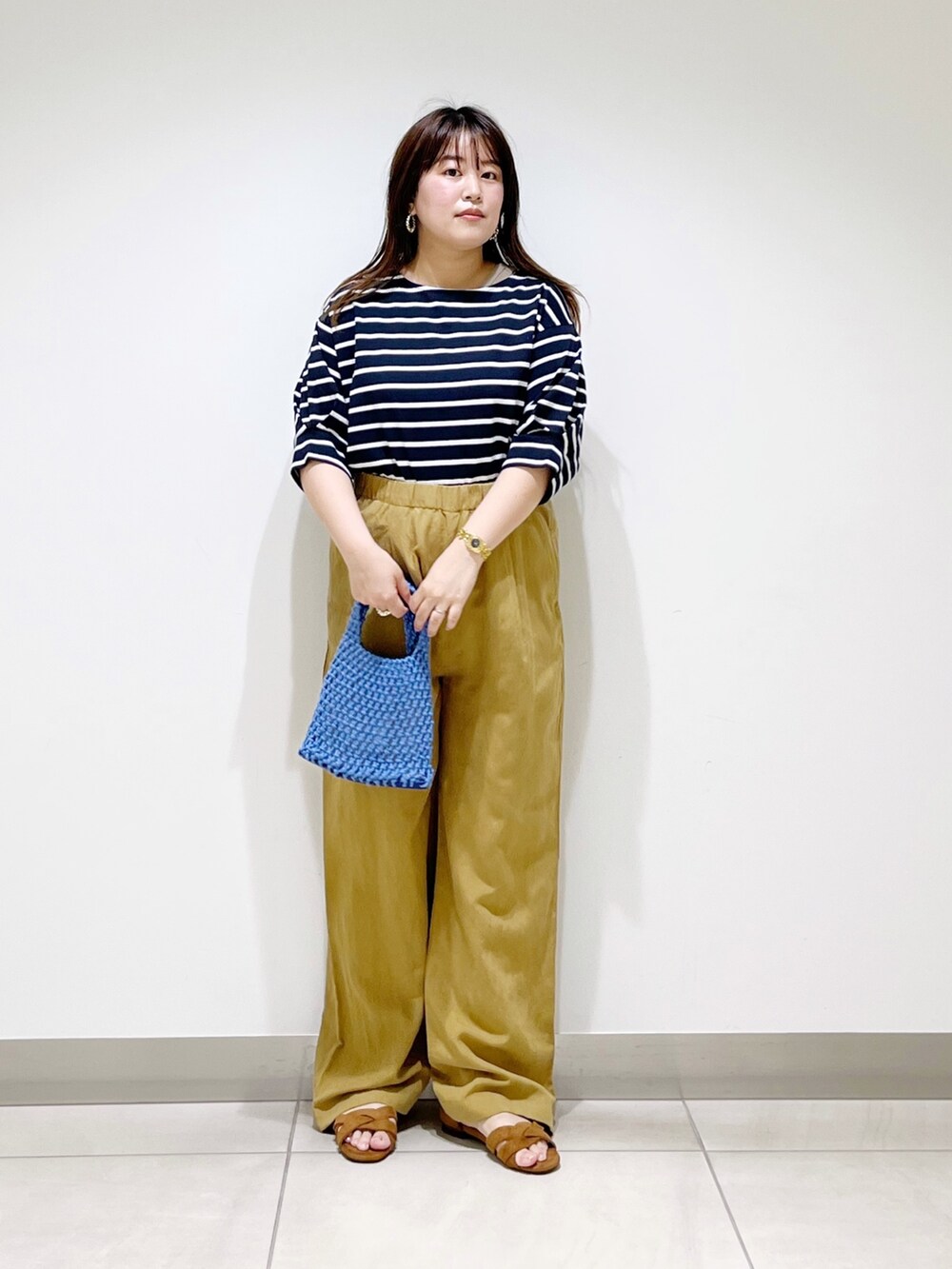 ホワイト系のTシャツ/カットソー、イエロー系のその他パンツ、ブルー系のハンドバッグを着用したレディースの夏コーディネートの8枚目の写真