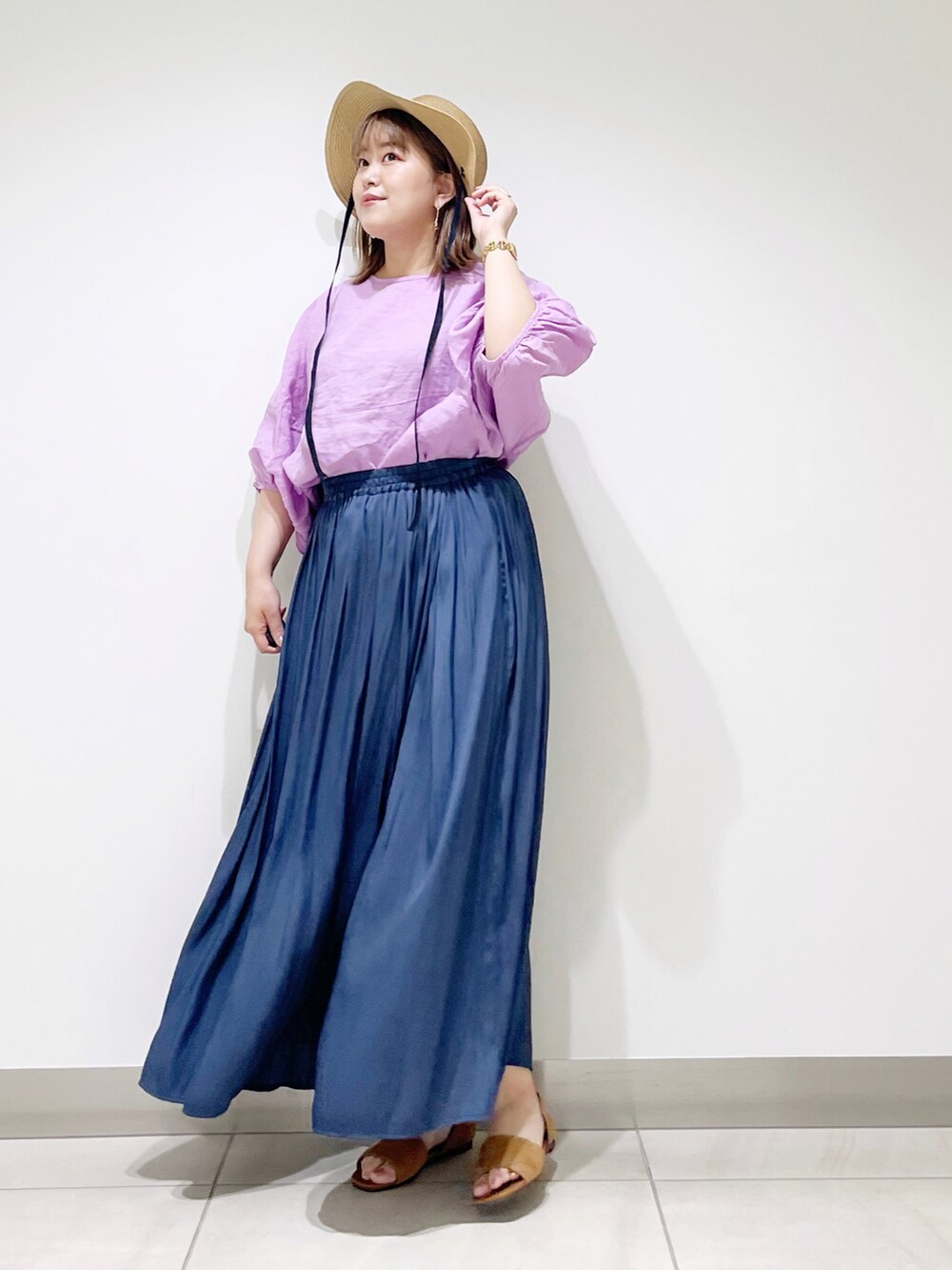 パープル系のシャツ/ブラウス、ブルー系のその他パンツ、イエロー系のサンダルを着用したレディースの春コーディネートの2枚目の写真