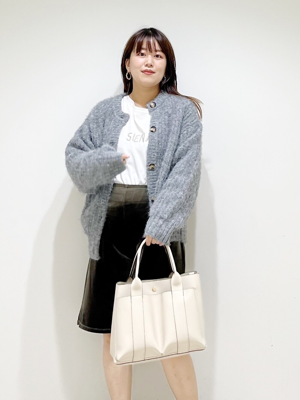 グリーン系のその他パンツ、グレー系のカーディガン/ボレロ、ベージュ系のTシャツ/カットソーを着用したレディースの夏コーディネートの7枚目の写真