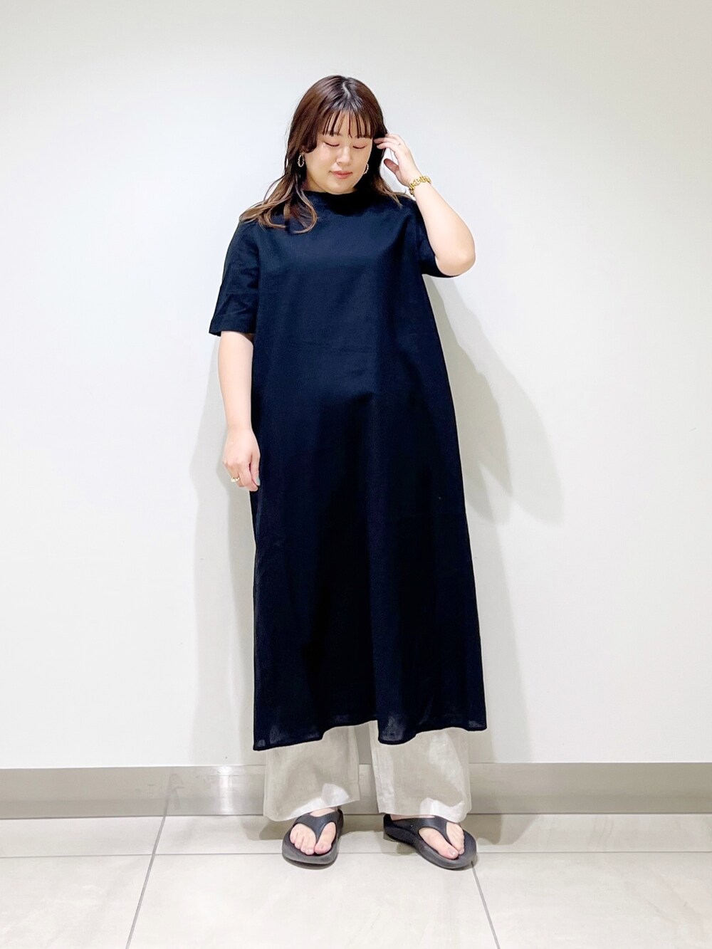 ブラック系のワンピース、ベージュ系のその他パンツ、ブラック系のサンダルを着用したレディースの春コーディネートの2枚目の写真