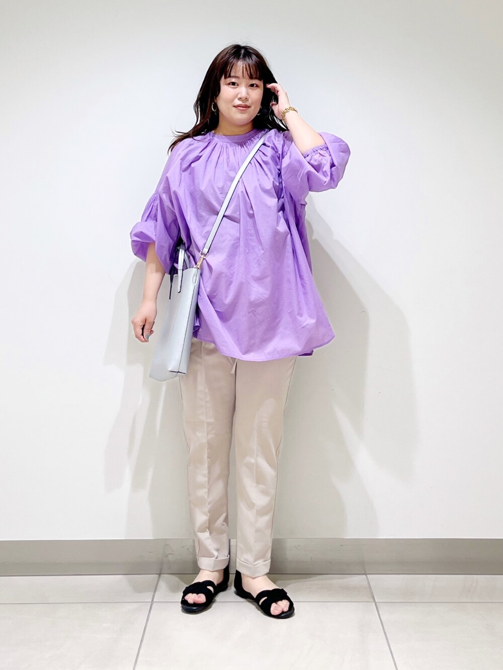 パープル系のシャツ/ブラウス、ベージュ系のその他パンツ、シルバー系のショルダーバッグを着用したレディースの春コーディネートの2枚目の写真