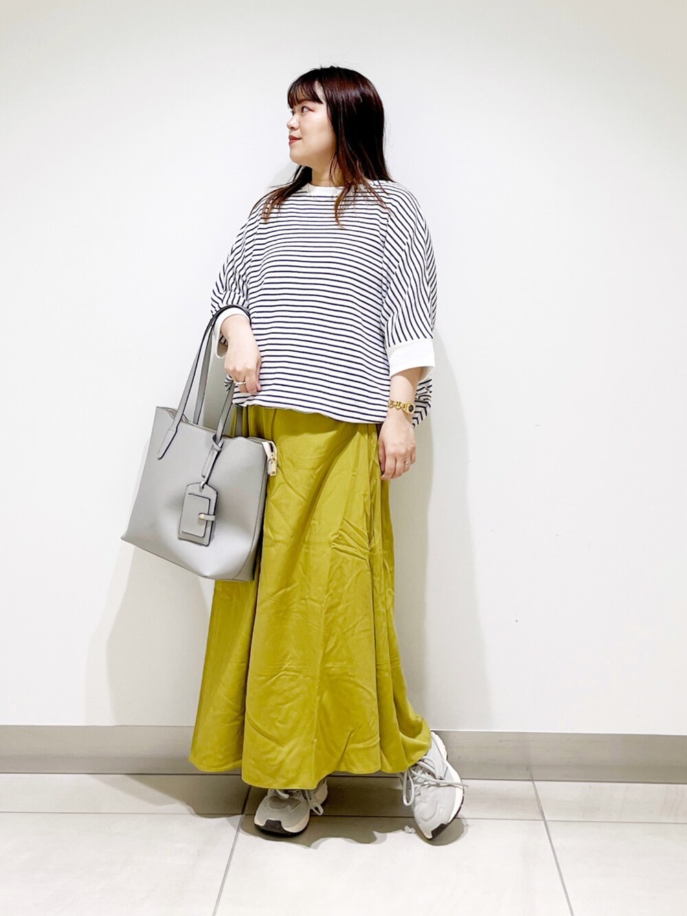 その他のスカート、グレー系のスニーカー、グレー系のトートバッグを着用したレディースの夏コーディネートの4枚目の写真