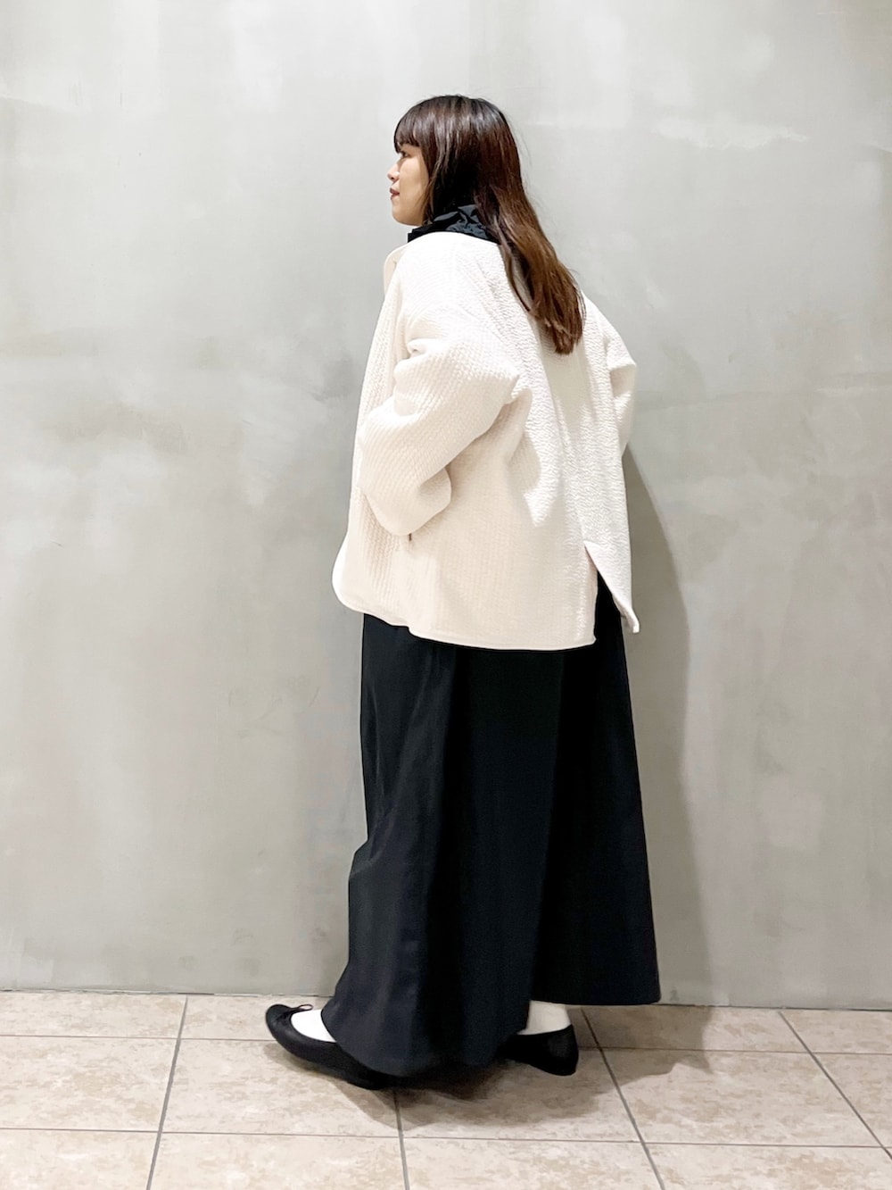 ホワイト系のノーカラージャケット、ブラック系のワンピース/ドレス、ブラック系のバレエシューズを着用したレディースの夏コーディネートの4枚目の写真