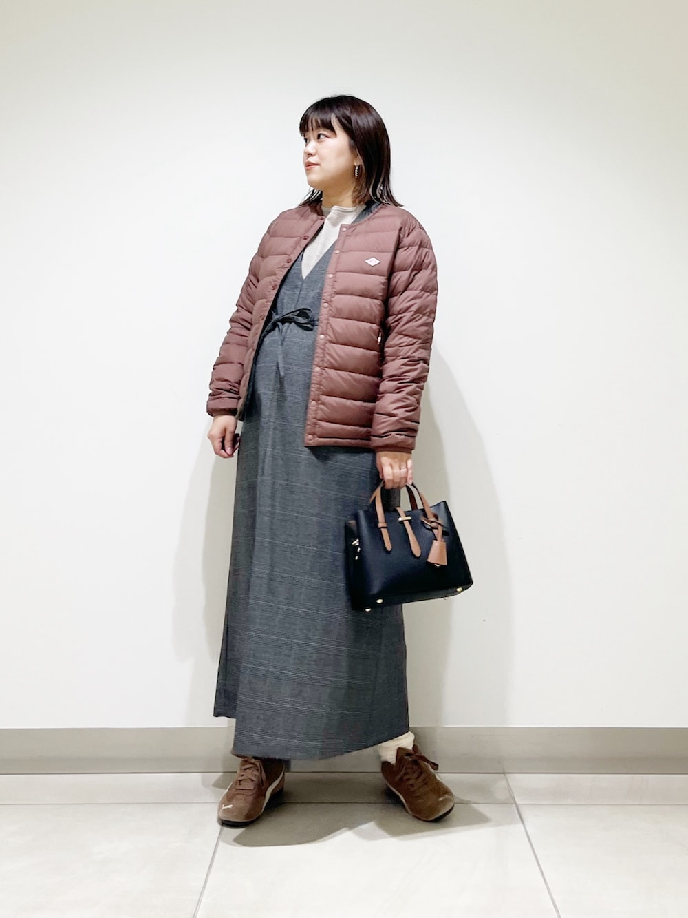 ピンク系のその他アウター、ベージュ系のニット/セーター、その他のワンピースを着用したレディースの秋コーディネートの7枚目の写真