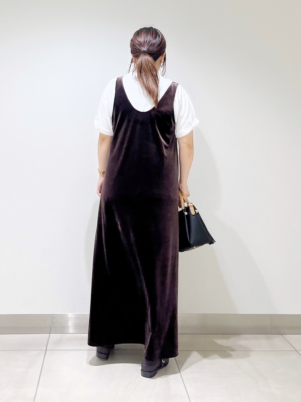 ブラウン系のワンピース/ドレス、ホワイト系のTシャツ/カットソー、ブラック系のトートバッグを着用したレディースの夏コーディネートの7枚目の写真