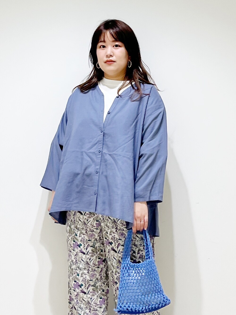 ブルー系のシャツ/ブラウス、パープル系のその他パンツ、ブルー系のハンドバッグを着用したレディースの春コーディネートの6枚目の写真