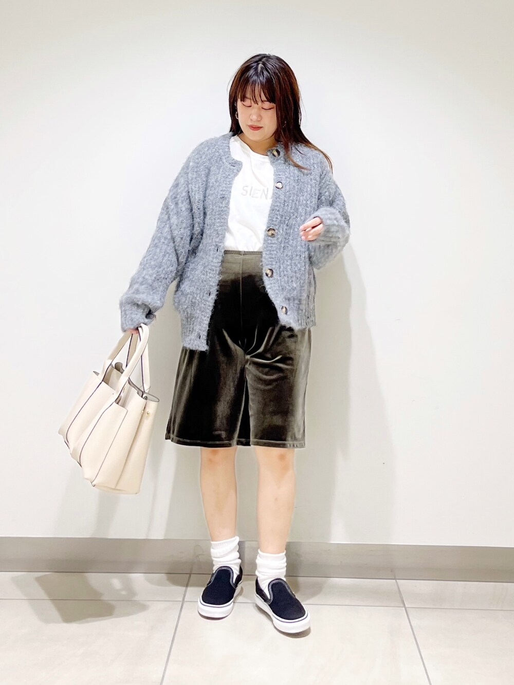 グリーン系のその他パンツ、グレー系のカーディガン/ボレロ、ベージュ系のTシャツ/カットソーを着用したレディースの夏コーディネートの9枚目の写真