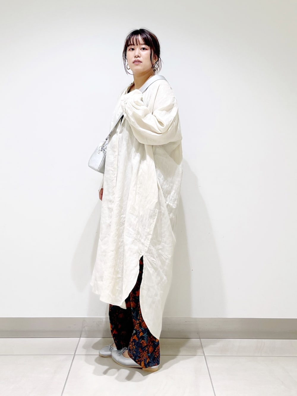 オレンジ系のその他パンツ、シルバー系のバレエシューズ、シルバー系のショルダーバッグを着用したレディースの夏コーディネートの5枚目の写真