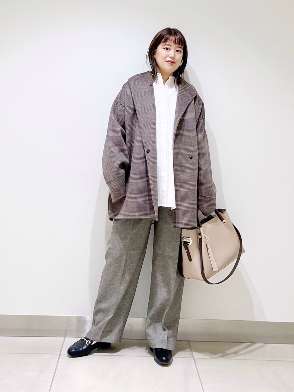 ブラウン系のその他アウター、ホワイト系のシャツ/ブラウス、ブラウン系のその他パンツを着用したレディースの秋コーディネートの8枚目の写真