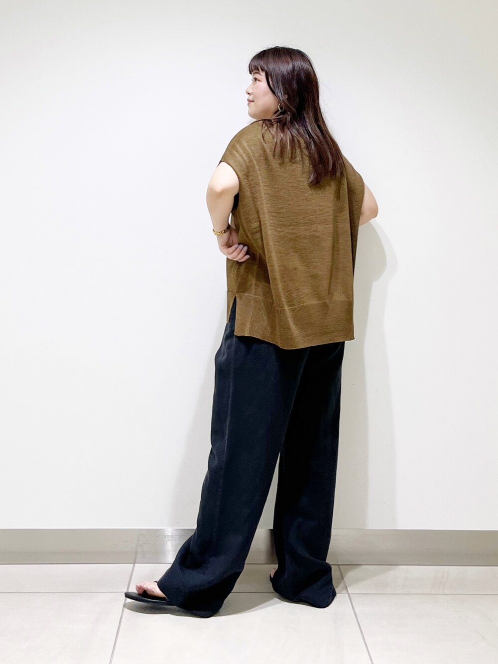 イエロー系のトップス、ブラック系のその他パンツ、ブラック系のサンダルを着用したレディースの夏コーディネートの4枚目の写真