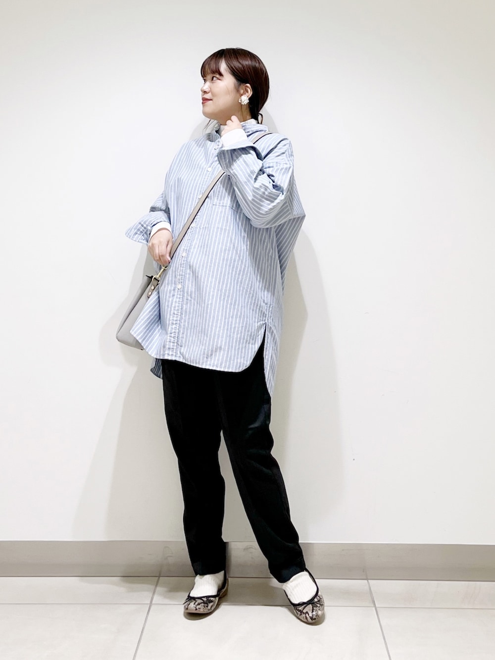 ホワイト系のTシャツ/カットソー、ブルー系のシャツ/ブラウス、グレー系のショルダーバッグを着用したレディースの秋コーディネートの9枚目の写真