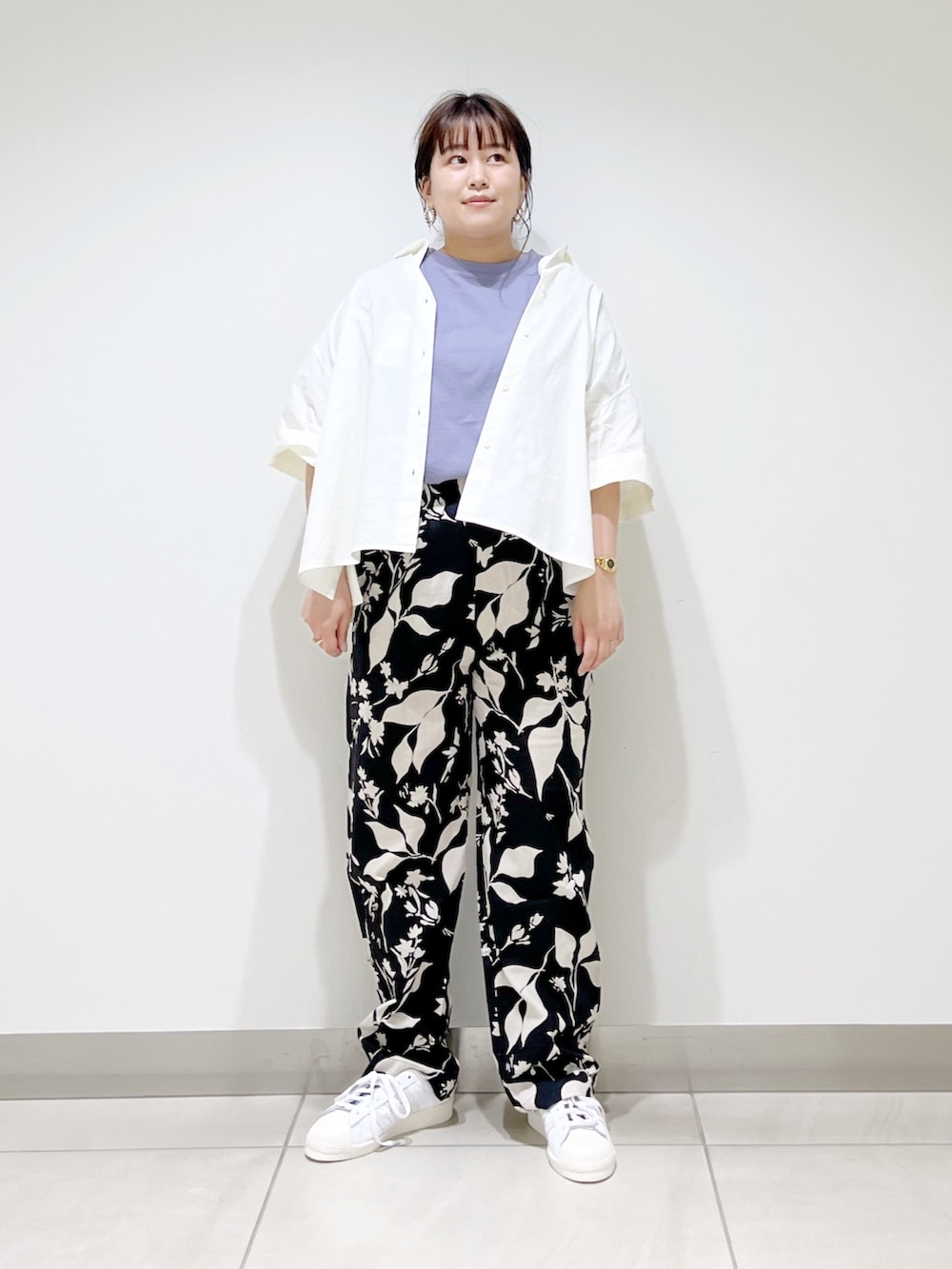 パープル系のTシャツ/カットソー、ブラック系のその他パンツ、ホワイト系のシャツ/ブラウスを着用したレディースの春コーディネートの8枚目の写真