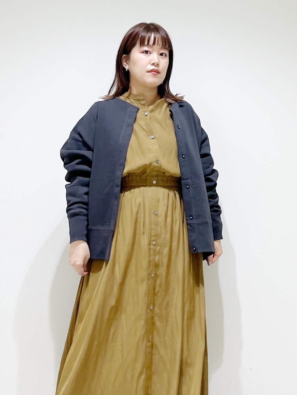 グリーン系のワンピース、その他のトップス、ブラック系のブーツを着用したレディースの秋コーディネートの4枚目の写真