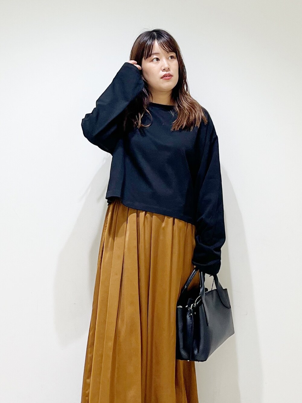 ブラック系のTシャツ/カットソー、イエロー系のパンツ、ブラック系のハンドバッグを着用したレディースの夏コーディネートの7枚目の写真