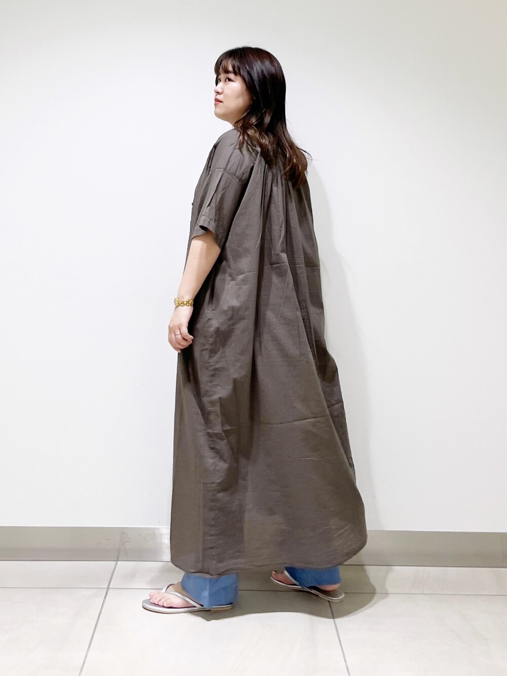 ブルー系のその他パンツ、ホワイト系のTシャツ/カットソー、グリーン系のワンピースを着用したレディースの夏コーディネートの3枚目の写真