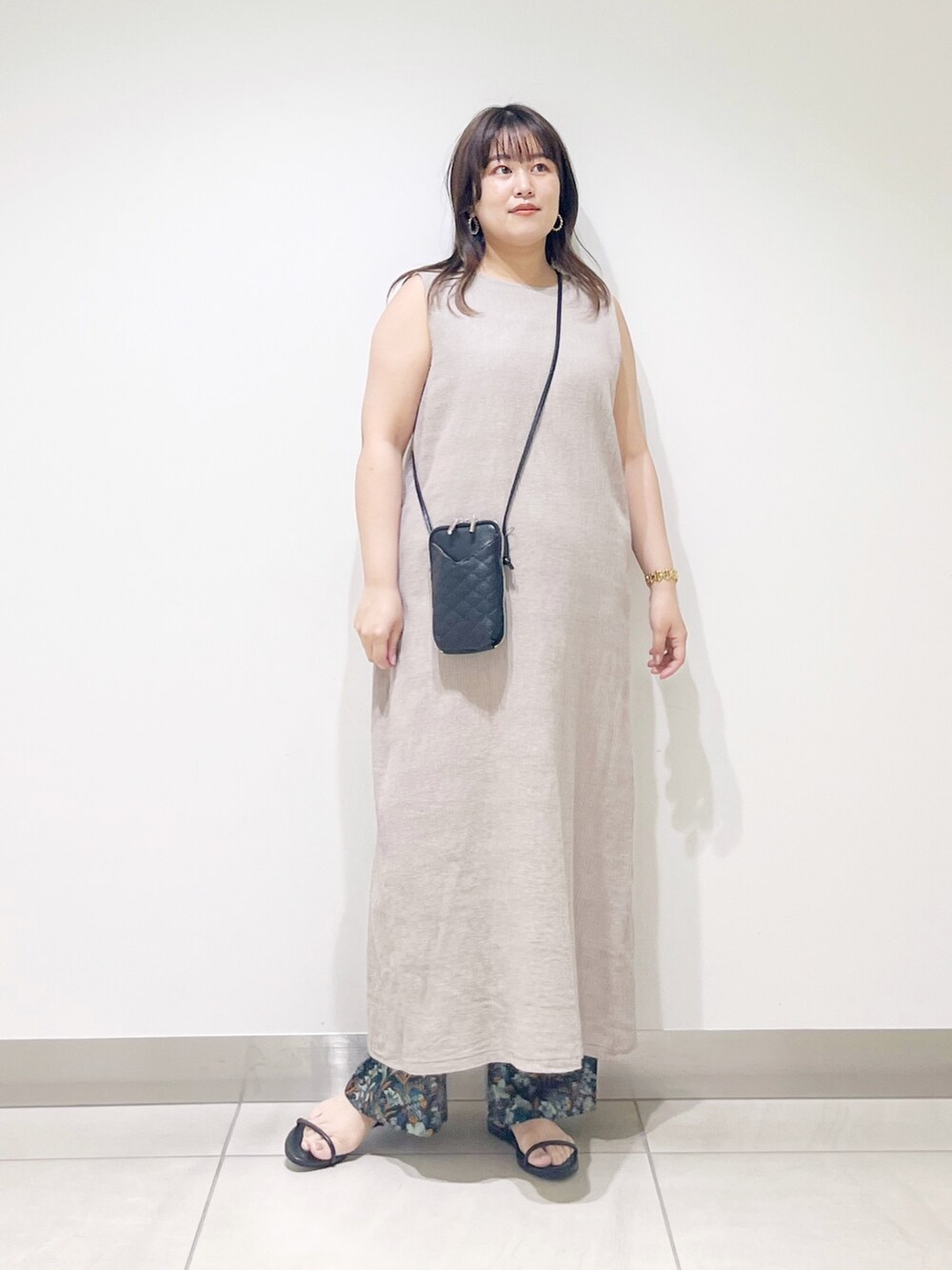 グレー系のワンピース、ブラック系のショルダーバッグ、ブルー系のその他パンツを着用したレディースの夏コーディネートの9枚目の写真