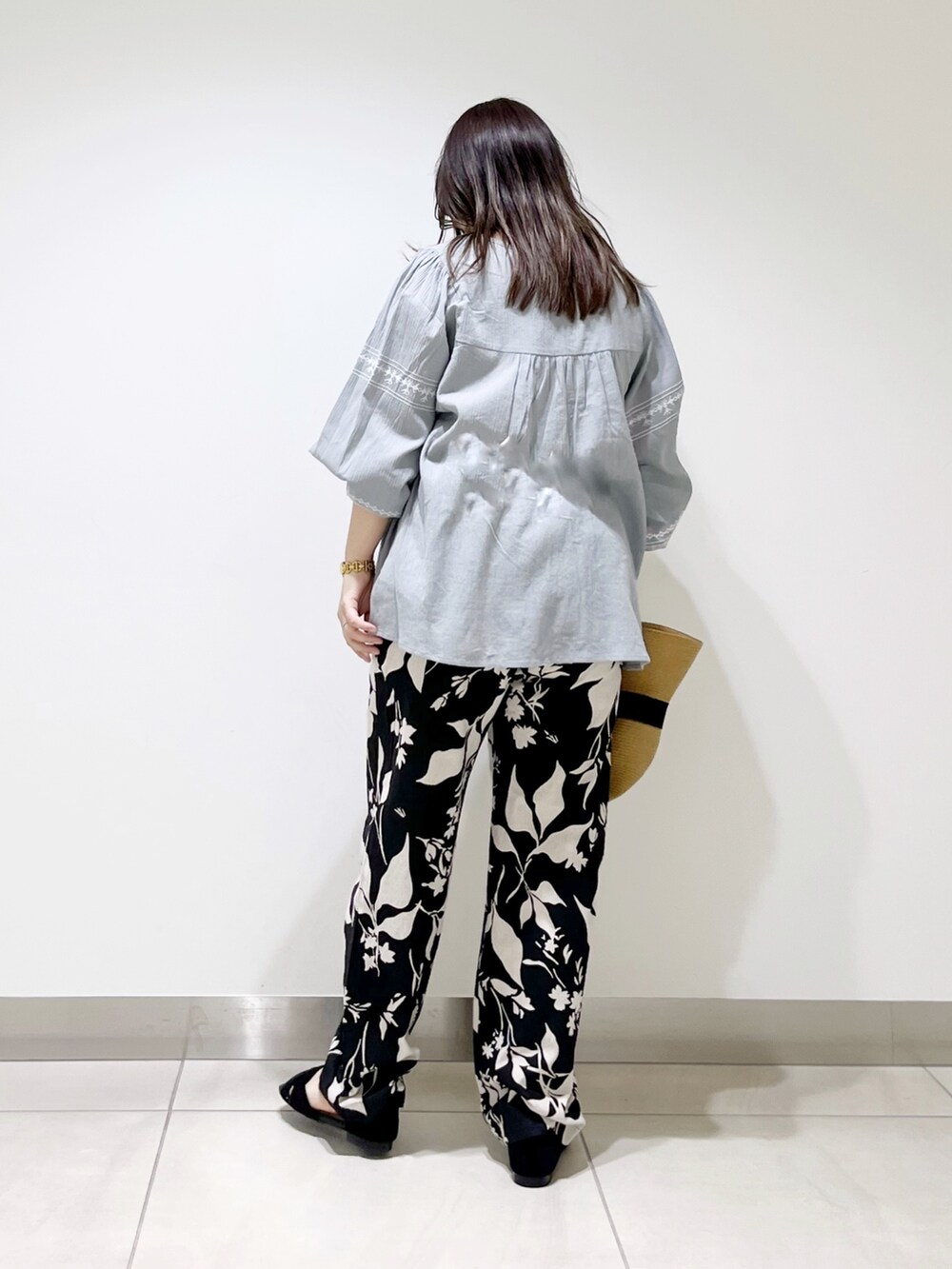 グレー系のシャツ/ブラウス、ブラック系のその他パンツ、ブラック系のサンダルを着用したレディースの春コーディネートの4枚目の写真