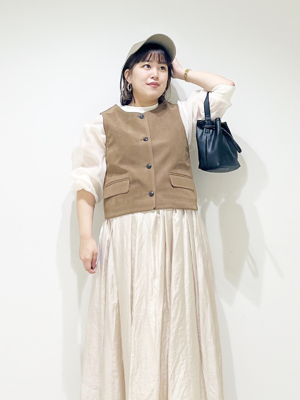 ホワイト系のTシャツ/カットソー、イエロー系のその他アウター、ブラック系のショルダーバッグを着用したレディースの秋コーディネートの6枚目の写真