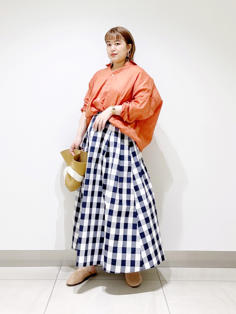 オレンジ系のトップス、その他のスカート、イエロー系のサンダルを着用したレディースの春コーディネートの3枚目の写真