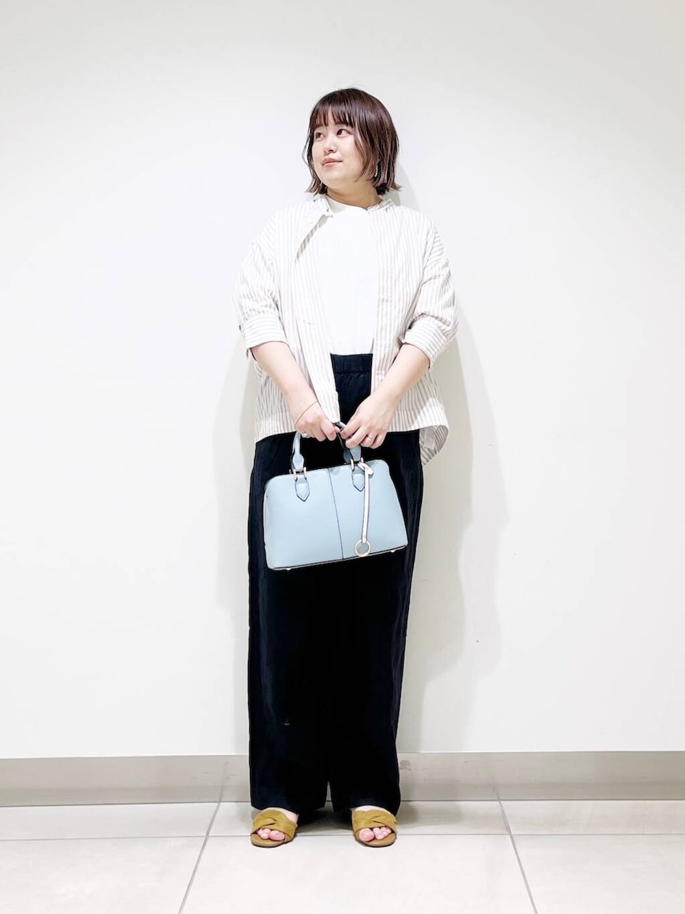 ブラック系のその他パンツ、ベージュ系のシャツ/ブラウス、イエロー系のサンダルを着用したレディースの春コーディネートの8枚目の写真