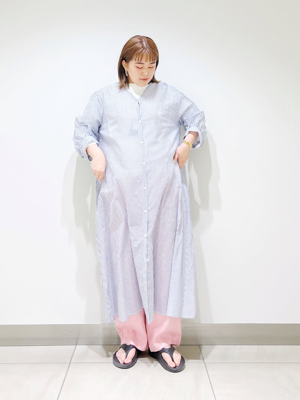 ブルー系のワンピース、ブラック系のサンダル、ピンク系のその他パンツを着用したレディースの春コーディネートの5枚目の写真