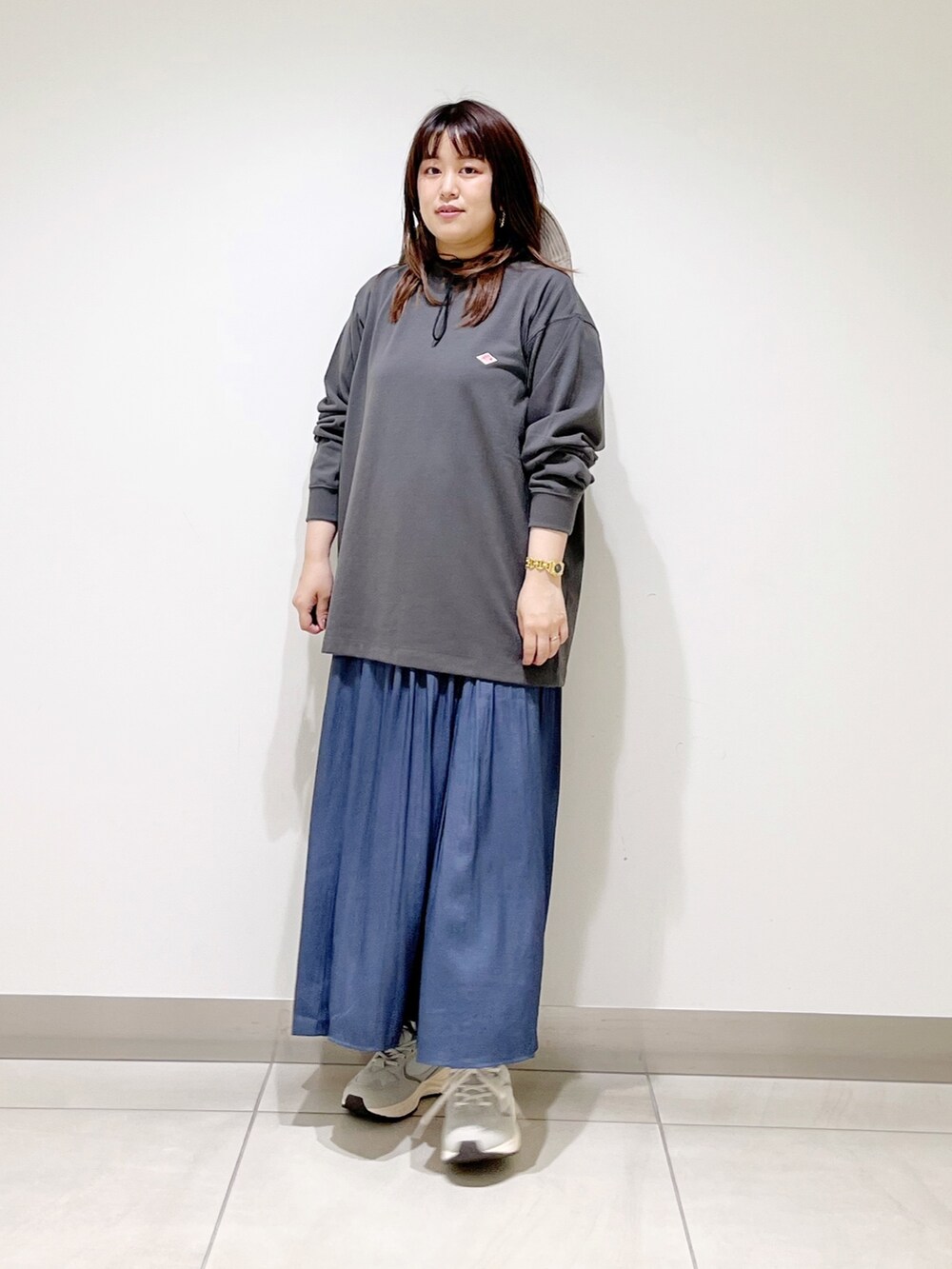 グレー系のTシャツ/カットソー、ブルー系のその他パンツ、グレー系のスニーカーを着用したレディースの夏コーディネートの9枚目の写真