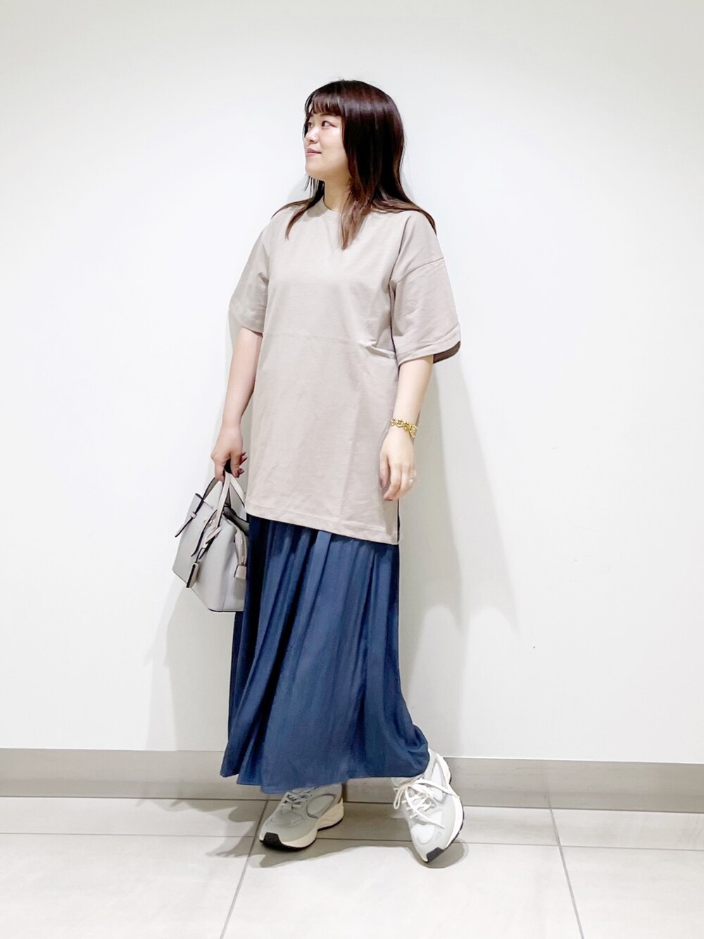 ベージュ系のTシャツ/カットソー、グレー系のトートバッグ、ブルー系のその他パンツを着用したレディースの夏コーディネートの8枚目の写真