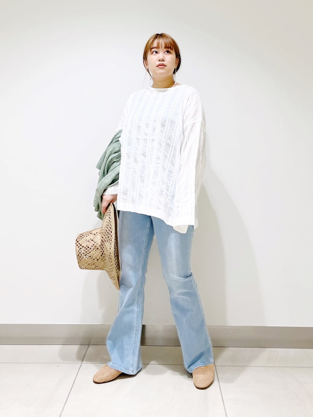 ホワイト系のシャツ/ブラウス、ブルー系のデニムパンツ、イエロー系のサンダルを着用したレディースの春コーディネートの5枚目の写真