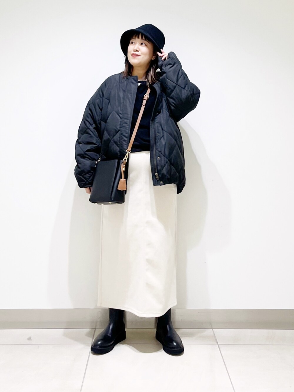 ブラック系のTシャツ/カットソー、ブラック系のその他アウター、ホワイト系のスカートを着用したレディースの秋コーディネートの8枚目の写真