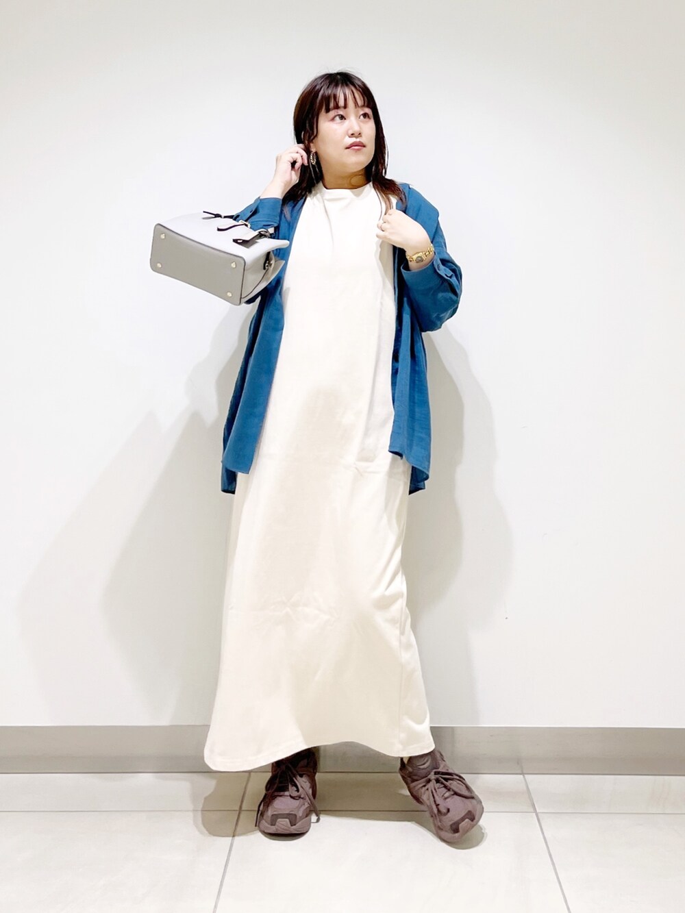 ブルー系のシャツ/ブラウス、ベージュ系のワンピース、グレー系のトートバッグを着用したレディースの夏コーディネートの9枚目の写真