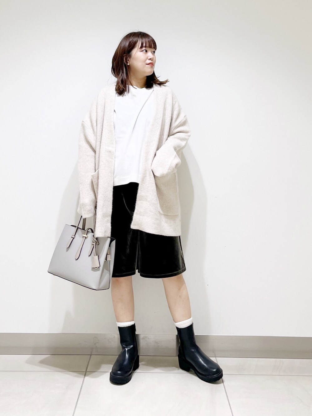 ホワイト系のカーディガン/ボレロ、ホワイト系のトップス、グリーン系のその他パンツを着用したレディースの秋コーディネートの9枚目の写真