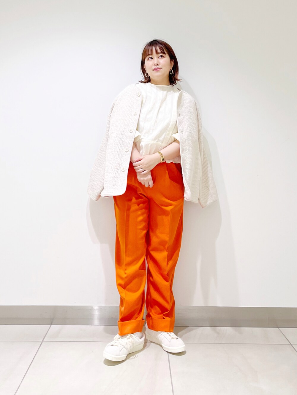 ホワイト系のシャツ/ブラウス、ホワイト系のノーカラージャケット、オレンジ系のその他パンツを着用したレディースの冬コーディネートの3枚目の写真