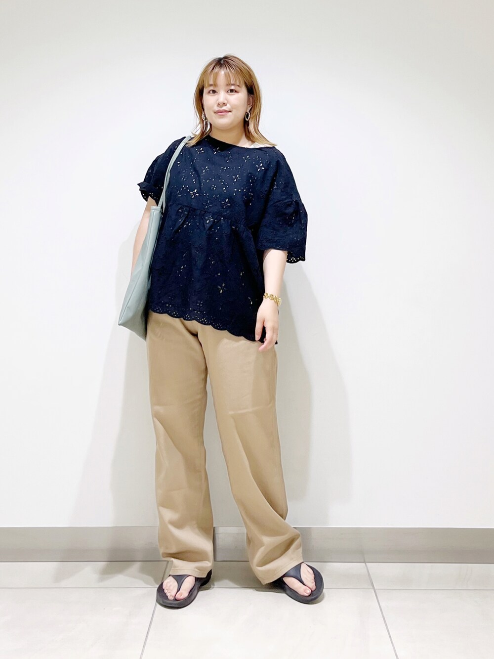 ブラック系のシャツ/ブラウス、ベージュ系のその他パンツ、ブラック系のサンダルを着用したレディースの夏コーディネートの5枚目の写真