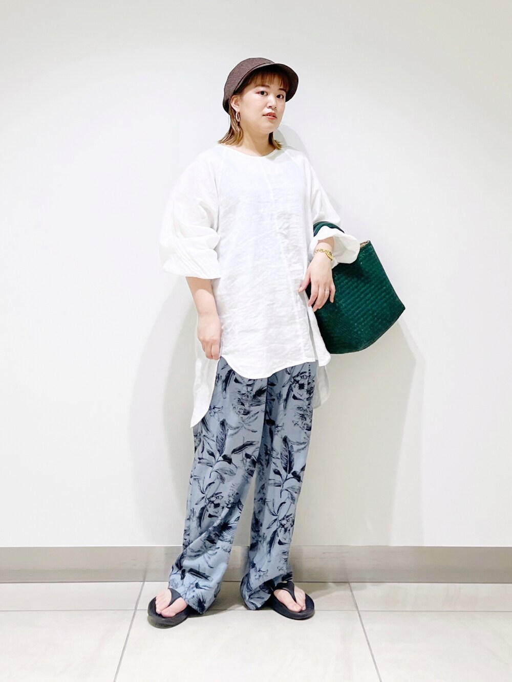 ブルー系のその他パンツ、ホワイト系のシャツ/ブラウス、グリーン系のバッグを着用したレディースの春コーディネートの3枚目の写真