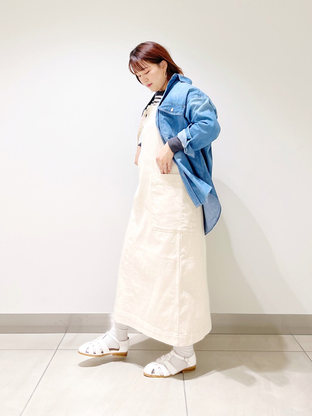 ブルー系のシャツ/ブラウス、ホワイト系のワンピース、ホワイト系のサンダルを着用したレディースの冬コーディネートの4枚目の写真