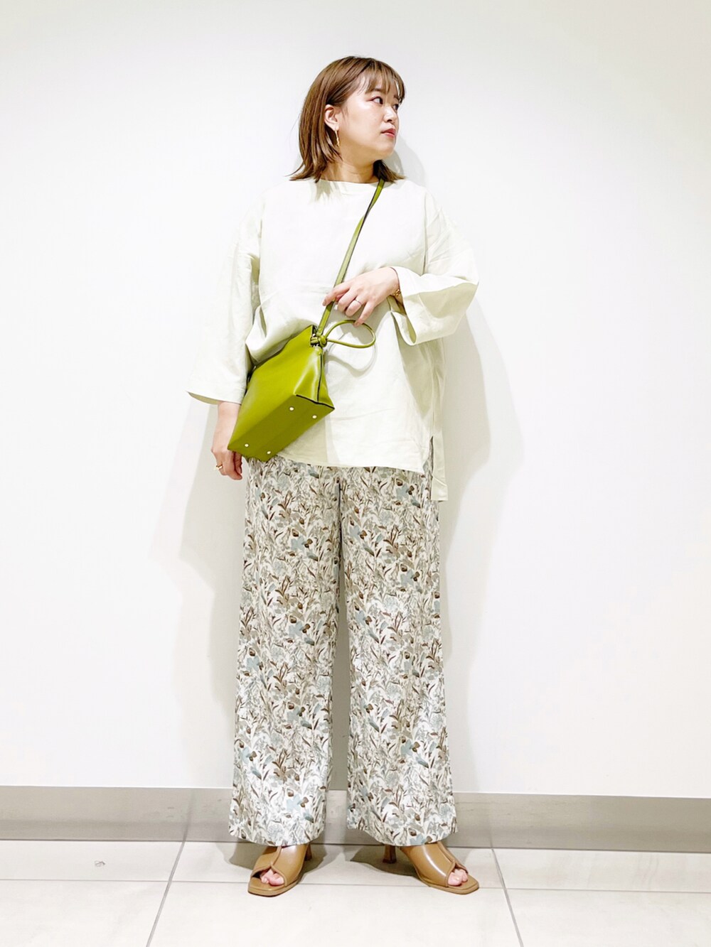 ホワイト系のその他パンツ、グリーン系のショルダーバッグ、ベージュ系のTシャツ/カットソーを着用したレディースの春コーディネートの5枚目の写真